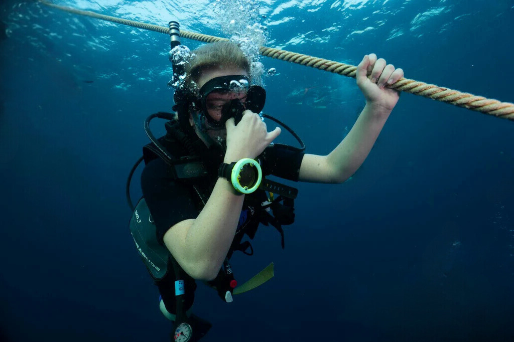 Diver equalising during descent with Valsalva maneuver